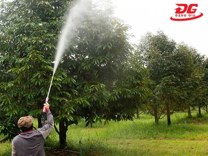 máy rửa xe phun thuốc trừ sâu tiết kiệm thời gian