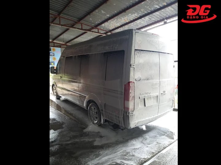 Rửa xe không chạm Hiếu Hiền