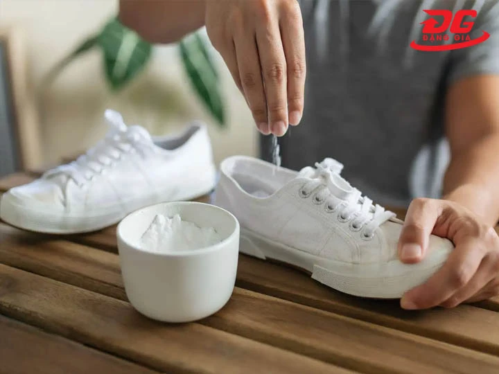 rắc baking soda khử mùi cafe