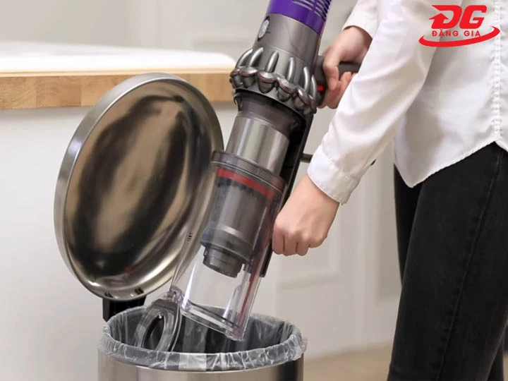 tháo bình chứa bụi máy hút bụi Dyson V8