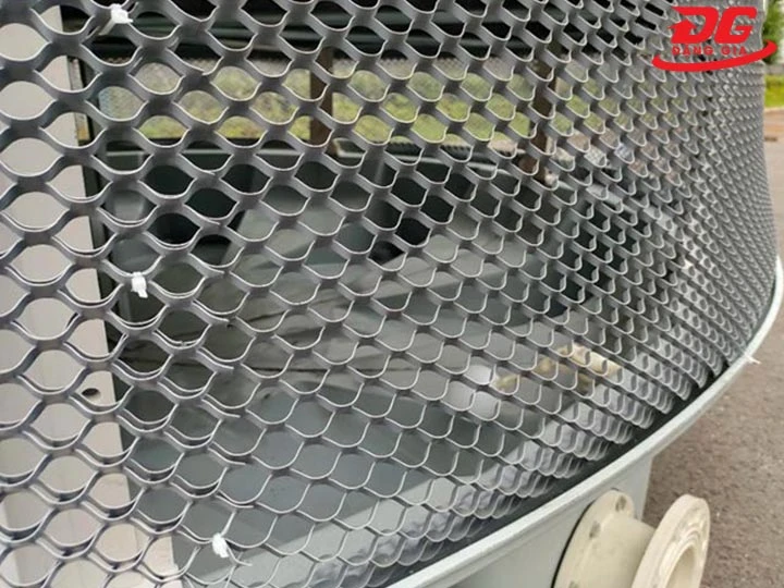 Lắp lưới chắn nước, hút gió vào tháp giải nhiệt