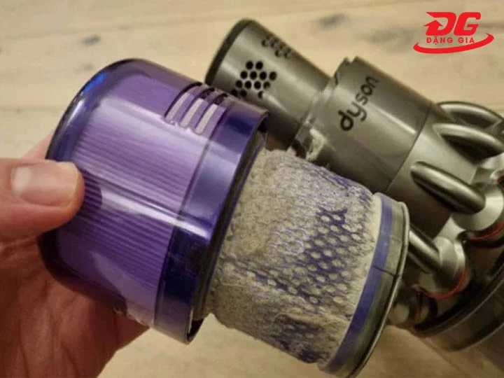 vệ sinh bộ lọc máy hút bụi Dyson V11 Absolute