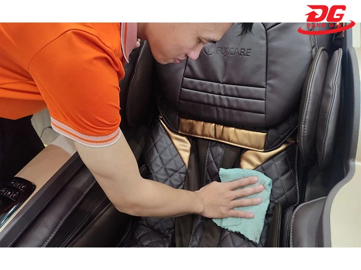Làm sạch bụi bẩn ở khung, sườn ghế