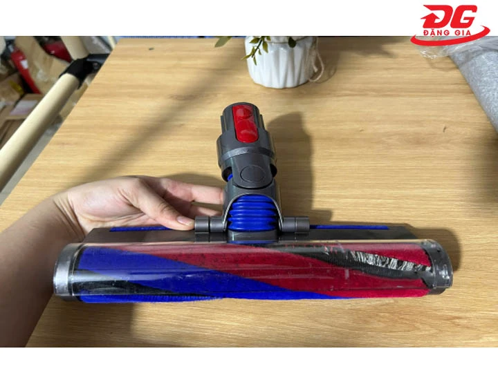 vệ sinh đầu hút máy hút bụi Dyson V8