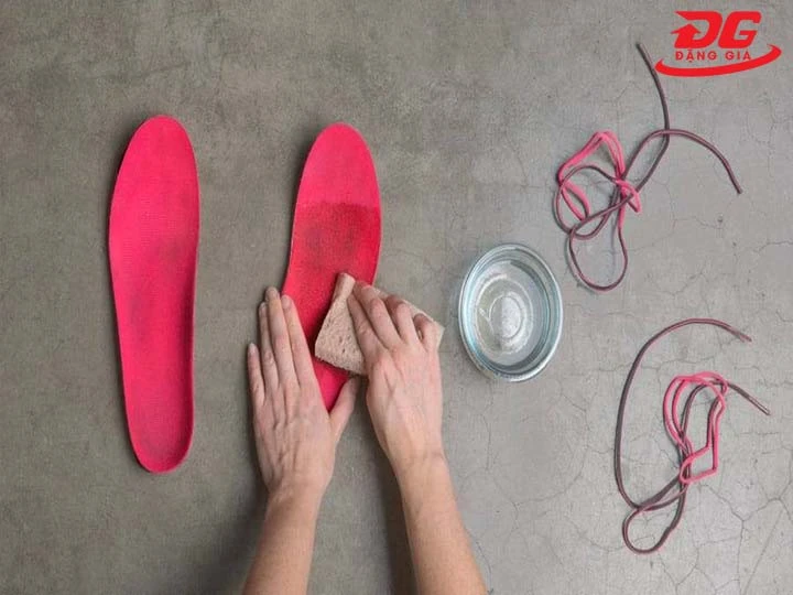 Vệ sinh dây giày và lót giày