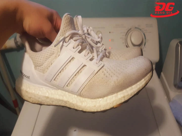 Vệ sinh giày Adidas Ultra Boost định kỳ