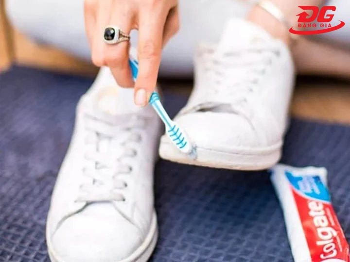 Mẹo vệ sinh giày da trắng tại nhà