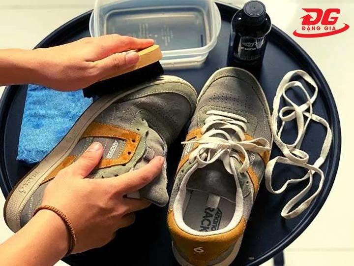 vệ sinh Giày thể thao vải hoặc canvas