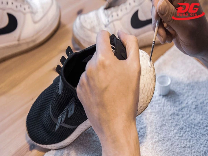 vệ sinh đế giày Adidas Ultra Boost