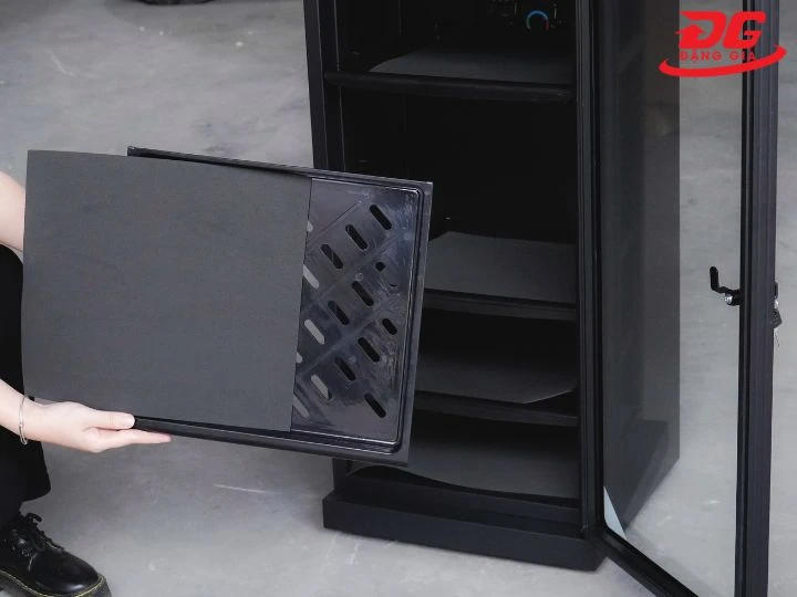 Tủ chống ẩm Kumisai DHC 160 thiết kế khay trượt linh hoạt