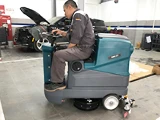 Máy chà sàn ngồi lái