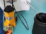Máy bơm mỡ bằng chân