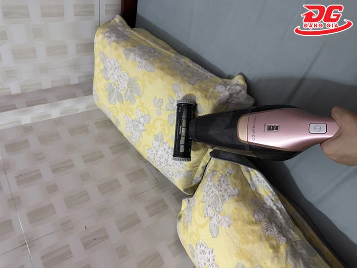 dùng máy hút bụi Electrolux
