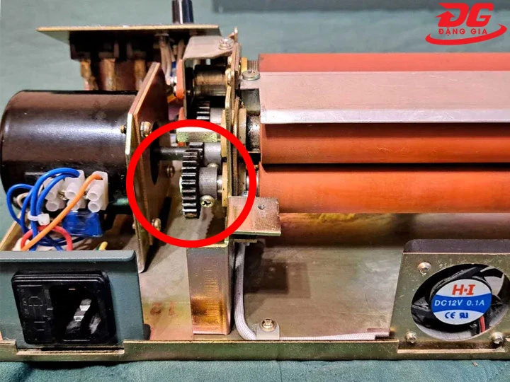 vai trò bánh răng máy ép plastic