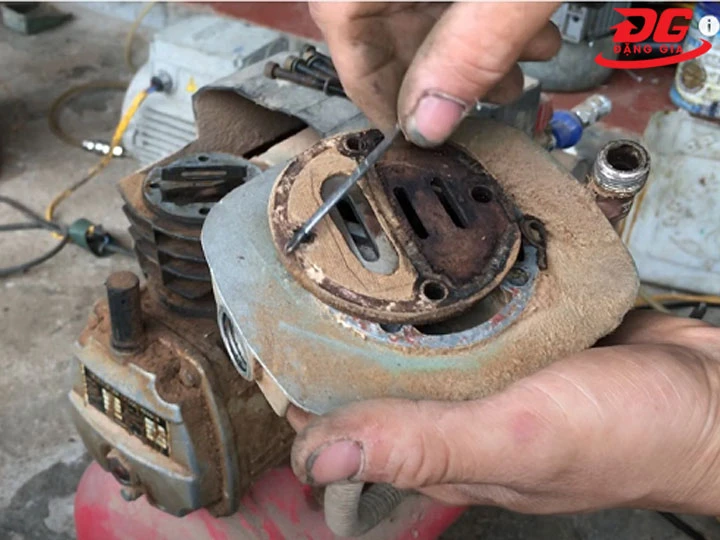 van hút bị hở khiến máy nén khí không vào hơi