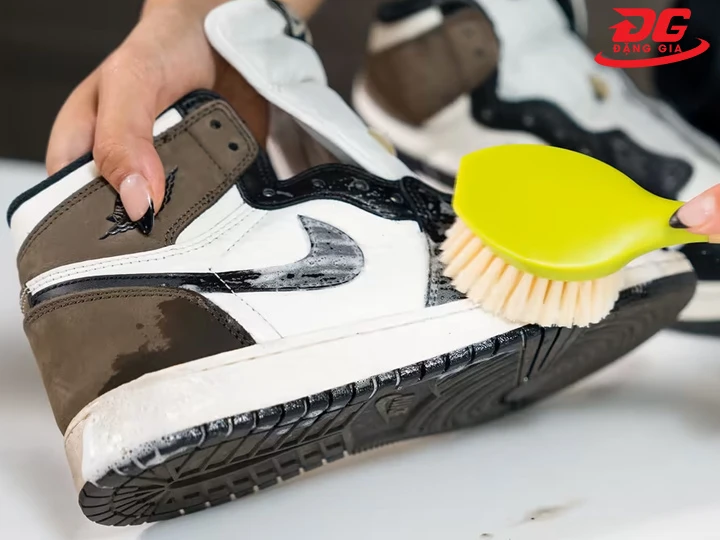 Làm sạch bên ngoài giày Nike