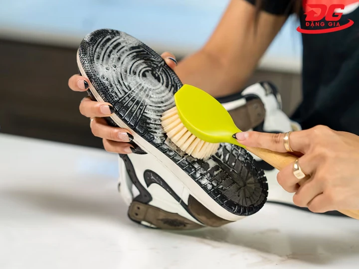 Cách vệ sinh đế giày Nike