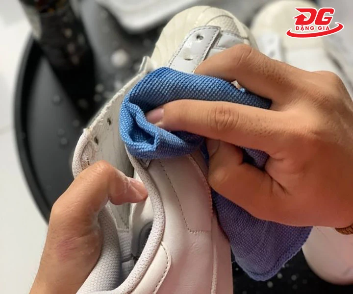 lau khô vệ sinh giày Adidas da