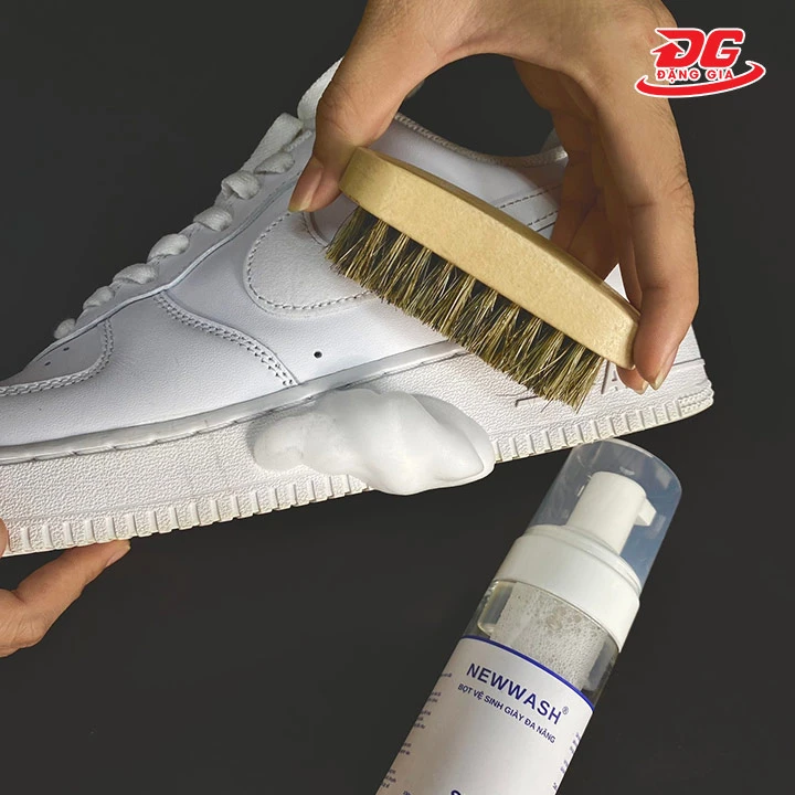 vệ sinh đế giày của giày Adidas