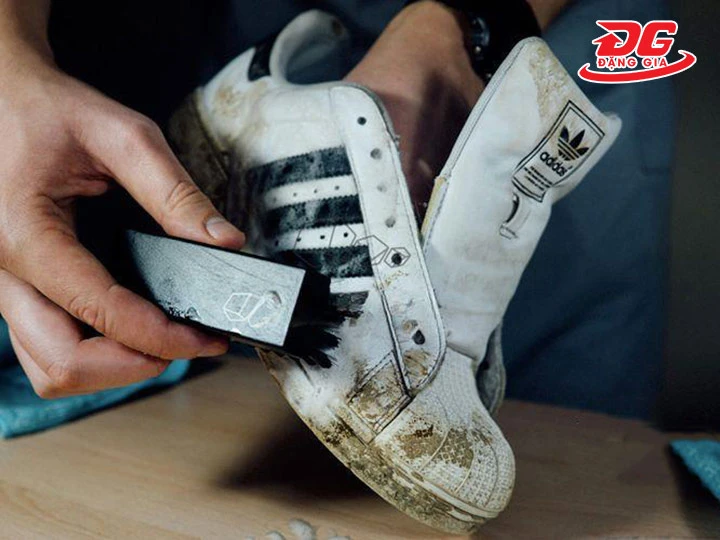 Cách vệ sinh giày Adidas đúng chuẩn - Giữ form bền đẹp như mới