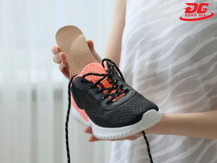 Vệ sinh giày bóng rổ phần lót giày