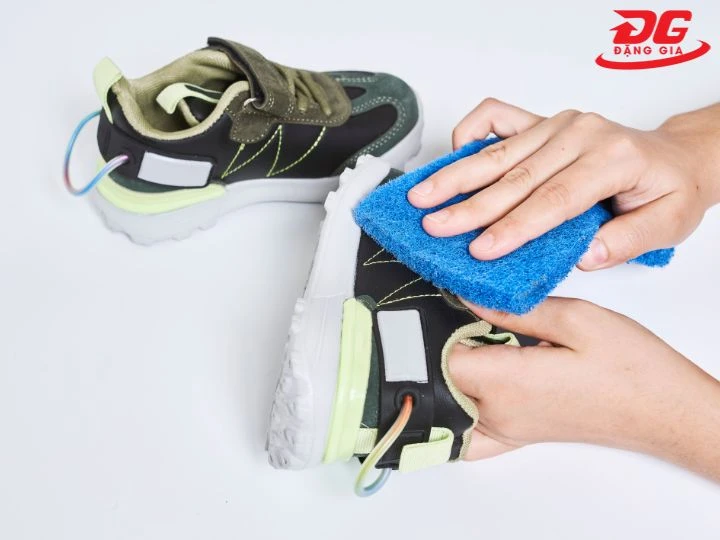 Cách làm sạch giày bóng rổ không làm hỏng form giày