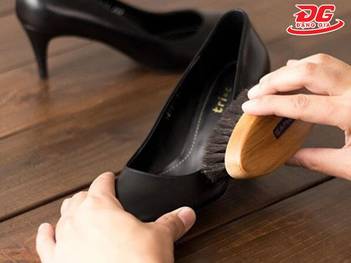 vệ sinh Giày Cao Gót