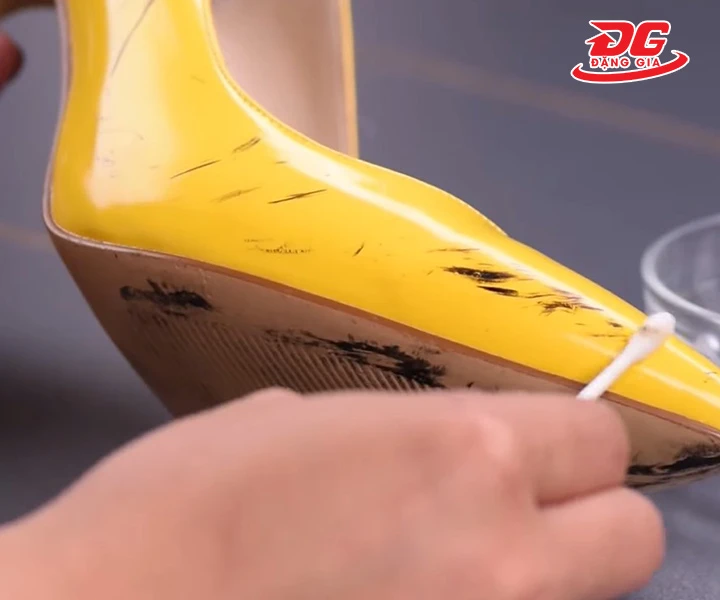vệ sinh Giày cao gót nhựa