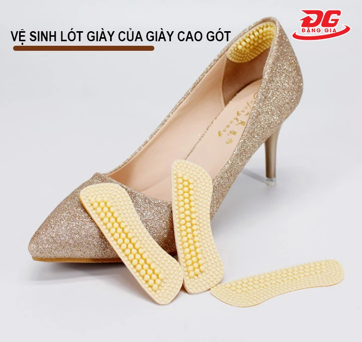 Vệ sinh lót giày của giày cao gót