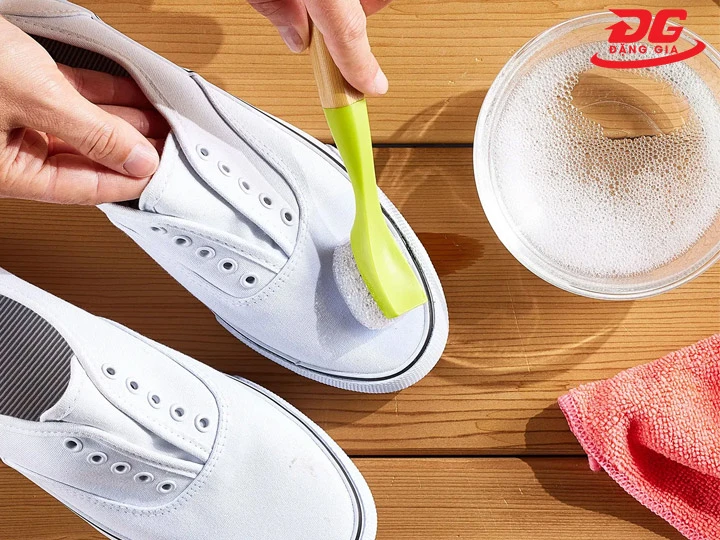 Vệ sinh giày sneaker bẩn