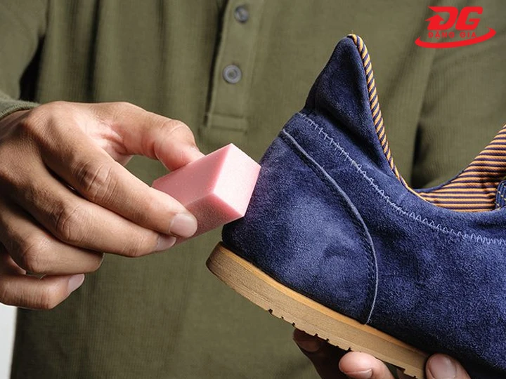 Vệ sinh giày sneaker da lộn