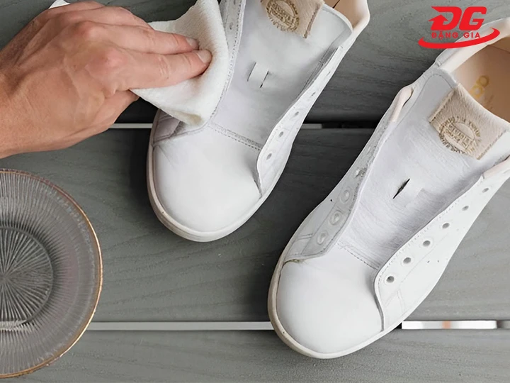 Vệ sinh giày sneaker da