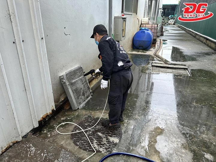 vệ sinh két nước máy nén khí trục vít