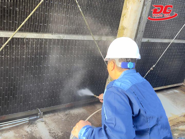 Vệ sinh vật lý tháp giải nhiệt