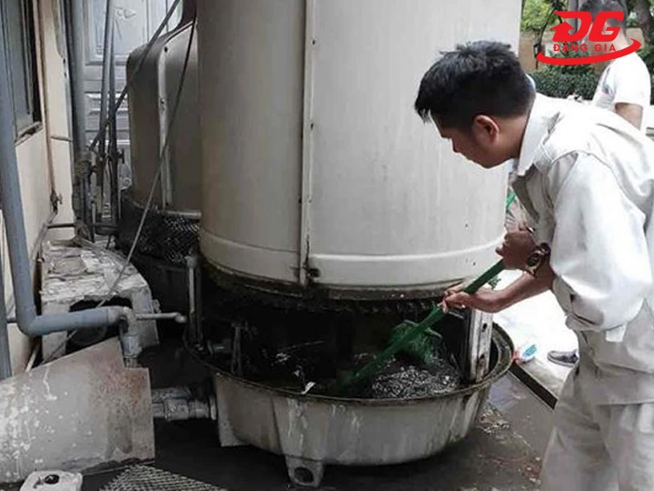 Vệ sinh vỏ tháp