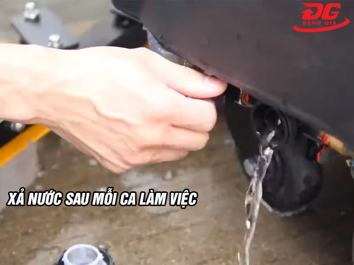 Xả nước máy chà sàn liên hợp Kungfu Clean AS-1050C sau khi dùng