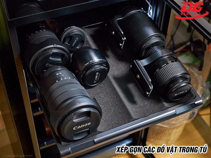 Xếp đồ vào tủ chống ẩm Hiniso