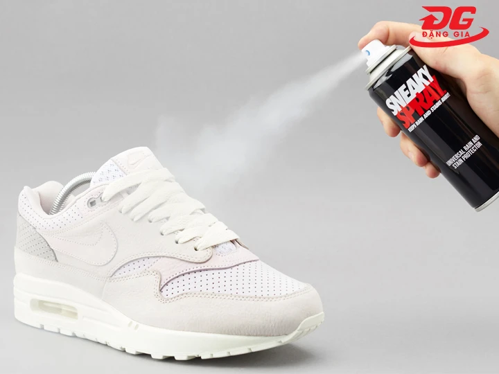 Xịt bảo vệ giày sneaker