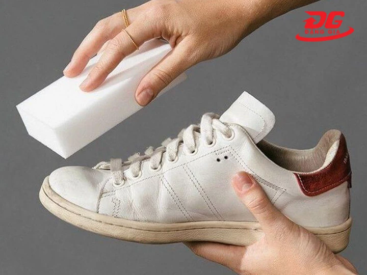 vệ sinh qua bụi bẩn của giày