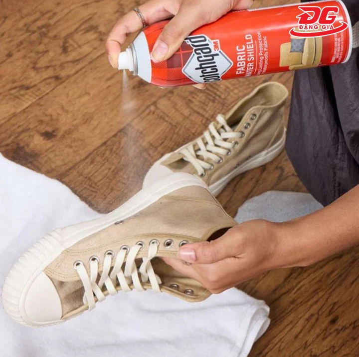 dùng xịt vệ sinh giày