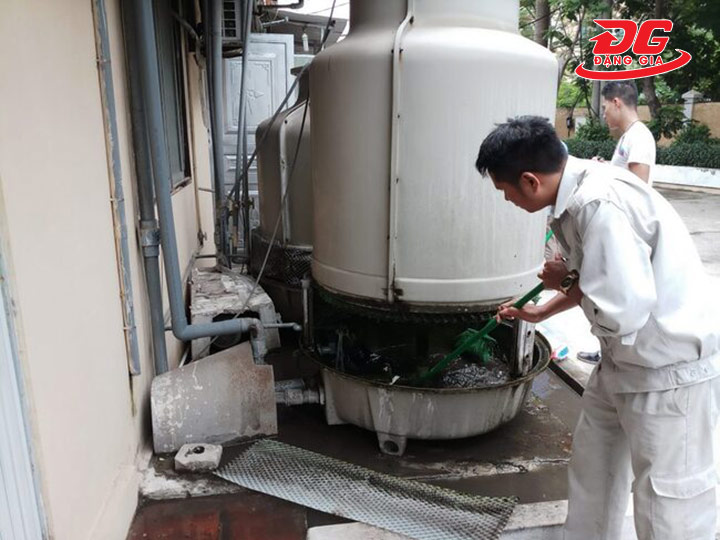 vệ sinh cơ học tháp giải nhiệt